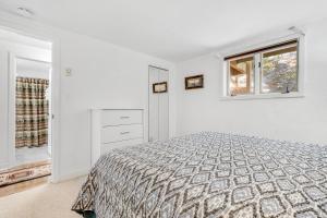 une chambre blanche avec un lit et une fenêtre dans l'établissement Briarcliff E24, à Sugar Mountain
