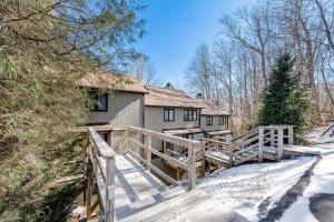 une maison avec une clôture en bois dans la neige dans l'établissement Briarcliff E24, à Sugar Mountain