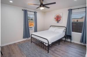 Schlafzimmer mit einem Bett und einem Deckenventilator in der Unterkunft Adorable 2BR Guesthouse Close to Riverwalk and DT in San Antonio