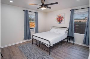 a bedroom with a bed and a ceiling fan at Adorable 2BR Guesthouse Close to Riverwalk and DT in San Antonio