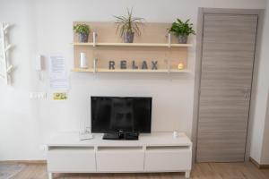 Televízia a/alebo spoločenská miestnosť v ubytovaní Sofia Apartment