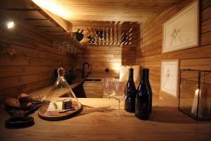 una stanza con bottiglie di vino e bicchieri su un tavolo di Vinha by NHôme a Ponte de Lima