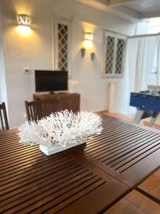 une table en bois avec un tas de paille blanche sur elle dans l'établissement Villa dei Gelsi, à Leporano Marina