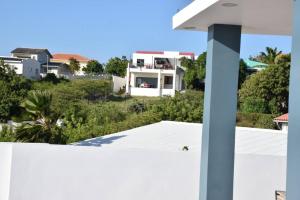 widok na biały dom z dachu w obiekcie CG Apartment - Turtuga w mieście Willemstad +3 zdjęcia