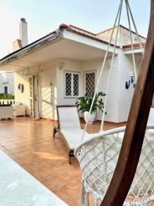 - une terrasse couverte avec une balançoire dans l'établissement Villa dei Gelsi, à Leporano Marina