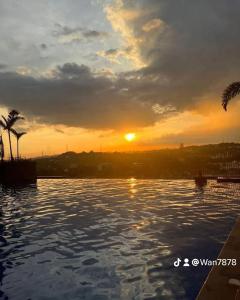 un tramonto su una piscina con il tramonto di Casa Nabila Bandar Baru Bangi a Bangi