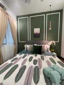 ein Schlafzimmer mit einem großen Bett und einer grünen Wand in der Unterkunft Casa Nabila Bandar Baru Bangi in Bangi