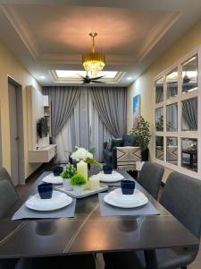 Un comedor con una mesa y una sala de estar. en Homestay Mewah Bangi Utk bajet kecik, en Bangi