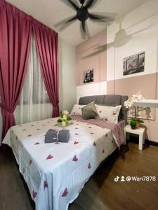una camera da letto con un grande letto con cuori sopra di Casa Nabila Bandar Baru Bangi a Bangi