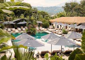 una piscina con sedie e ombrelloni e un resort di Casa Candela a San Jerónimo