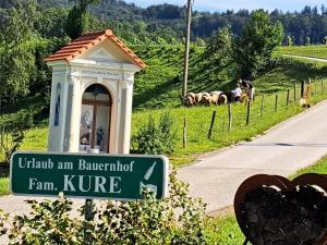 un signe pour une ferme avec un signe pour une route dans l'établissement Bauernhof Kure, à Leutschach