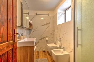 Maison Elodie في كورمايور: حمام مع حوض ومرحاض