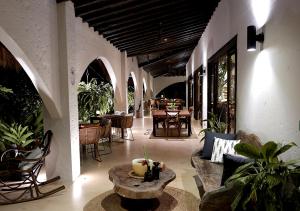 un soggiorno con divano e tavolo di Casa Candela a San Jerónimo