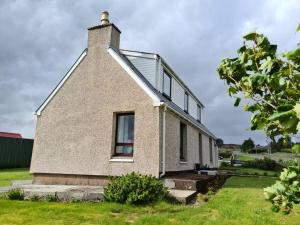 um edifício com uma janela do lado em Mackenzie 25 em Stornoway