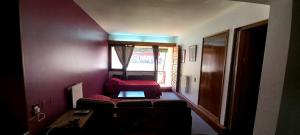 un soggiorno con divano e finestra di Departamento Penitentes Lomas Blancas a Los Penitentes