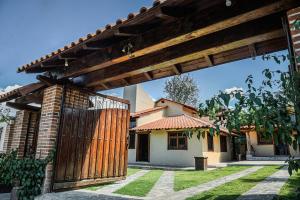 una entrada a una casa con una puerta de madera en Cabaña Ensueño, en Mazamitla