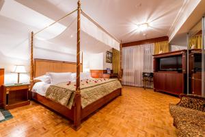 Tempat tidur dalam kamar di Hotel Century