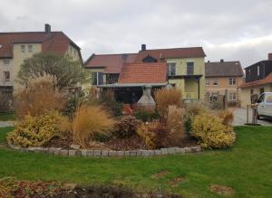 a garden in front of a house at Ferienwohnung Teufelsmauer in Timmenrode
