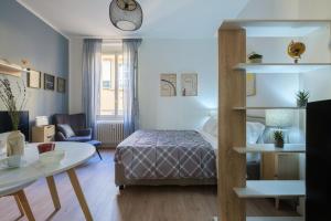 ein Schlafzimmer mit einem Bett und ein Wohnzimmer in der Unterkunft Casa del Laureato by Studio Vita in Bologna