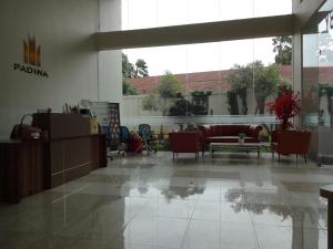 een lobby met stoelen en een bank in een gebouw bij PADINA SUITES in Poris