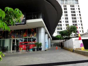 un centro comercial con un edificio con un cono en PADINA SUITES en Poris