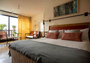 - une chambre avec un grand lit et un salon dans l'établissement Hotel Palermitano by DOT Boutique, à Buenos Aires