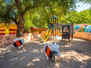 um parque com parque infantil com escorrega em Camping Hotel Les Rives du Loup em Tourrettes-sur-Loup