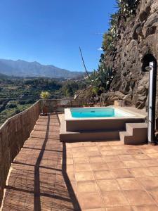 - une piscine installée à côté d'un mur en pierre dans l'établissement Villa Cueva Tecen Valsequillo, à Valsequillo de Gran Canaria