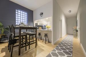 - une cuisine et une salle à manger avec une table et des chaises dans l'établissement The Harbour Apartment 1, à Hambourg