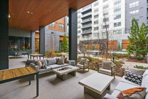 een patio met banken en tafels in een gebouw bij WhyHotel by Placemakr, Columbia in Columbia