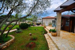 Κήπος έξω από το Holiday Home T