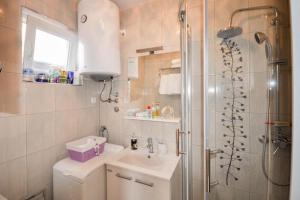 Ένα μπάνιο στο Holiday Home T