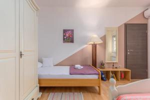 um pequeno quarto com uma cama e uma mesa em Apartment David em Novigrad Istria