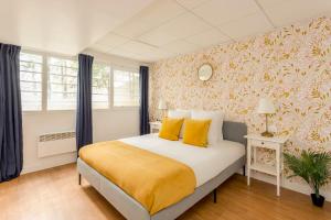 een slaapkamer met een groot bed met gele kussens bij Cosy 7 Bedrooms with 3 bathrooms - Le Marais in Parijs