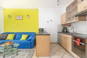 salon z niebieską kanapą w kuchni w obiekcie Apartment Carigo w mieście Karigador