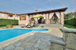 a house with a swimming pool in a yard at Villa Moira in Tar