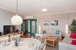 een woonkamer met een bank en een tafel bij Belvedere Apartment by An Island Apart in Funchal