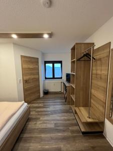 1 dormitorio con 1 cama y escritorio en una habitación en Gasthaus Engel en Murg