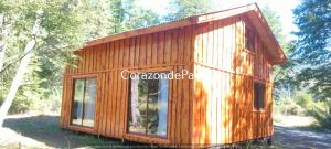 a wooden tiny house in the woods at Corazon de Panki in Curarrehue