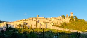 un gran edificio en la cima de una colina en Casa Camilli, en Nocera Umbra