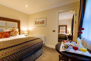 Rúm í herbergi á Grand Hotel Tralee