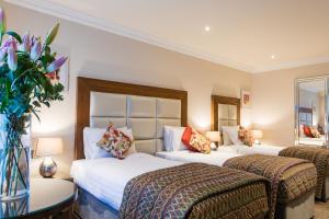 Rúm í herbergi á Grand Hotel Tralee