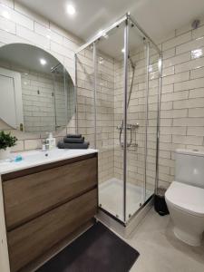 a bathroom with a shower and a toilet and a sink at Precioso apartamento en Puente Vallecas, Madrid. D in Madrid