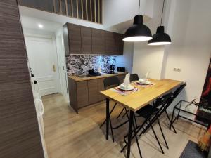 a kitchen with a wooden table in a room at Precioso apartamento en Puente Vallecas, Madrid. D in Madrid