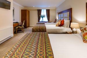 Rúm í herbergi á Grand Hotel Tralee