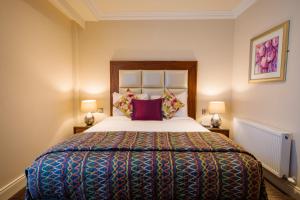 Rúm í herbergi á Grand Hotel Tralee