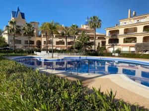 einem Pool vor einem Gebäude in der Unterkunft CASA PARAISO DEL SUR - Gran casa independiente de Lujo con amplias terrazas in Costa Ballena