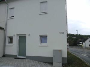 een wit gebouw met een deur aan de zijkant bij Ferienhaus Nikita in Würzburg