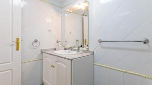 Łazienka w obiekcie 797 HOLIDAY RENTALS - Piso para 4 con amplia terraza al jardin y al mar