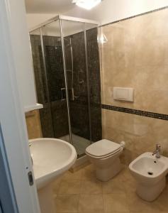 ロッチェッラ・イオーニカにあるCASA VIA ALVAROのバスルーム(シャワー、トイレ、シンク付)